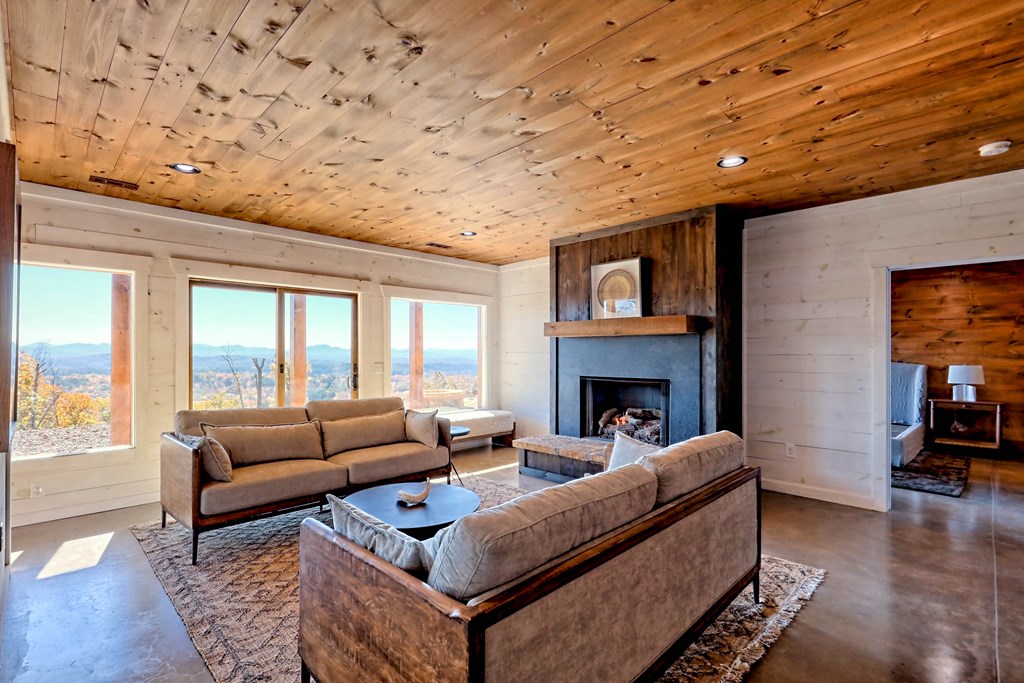 409835 Mineral Bluff Residential
