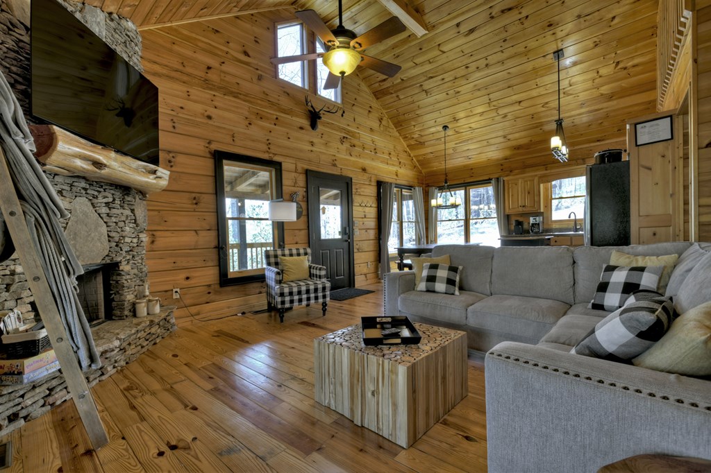 414814 Mineral Bluff Residential