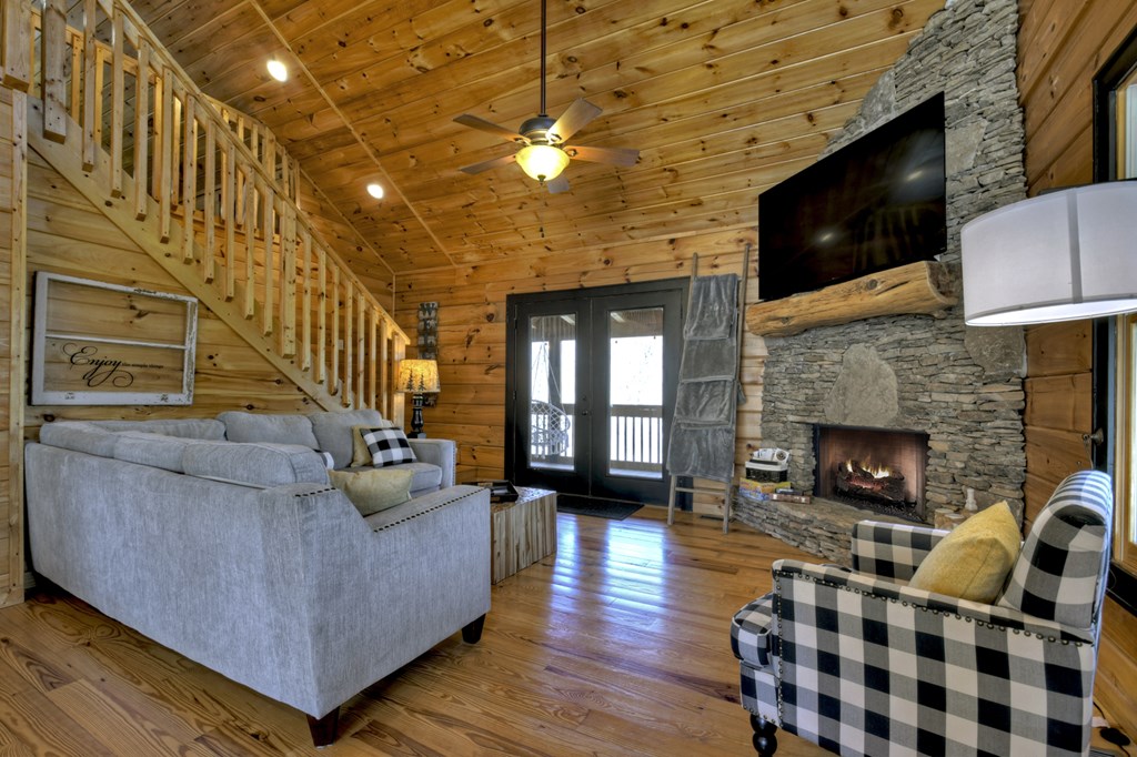 414814 Mineral Bluff Residential