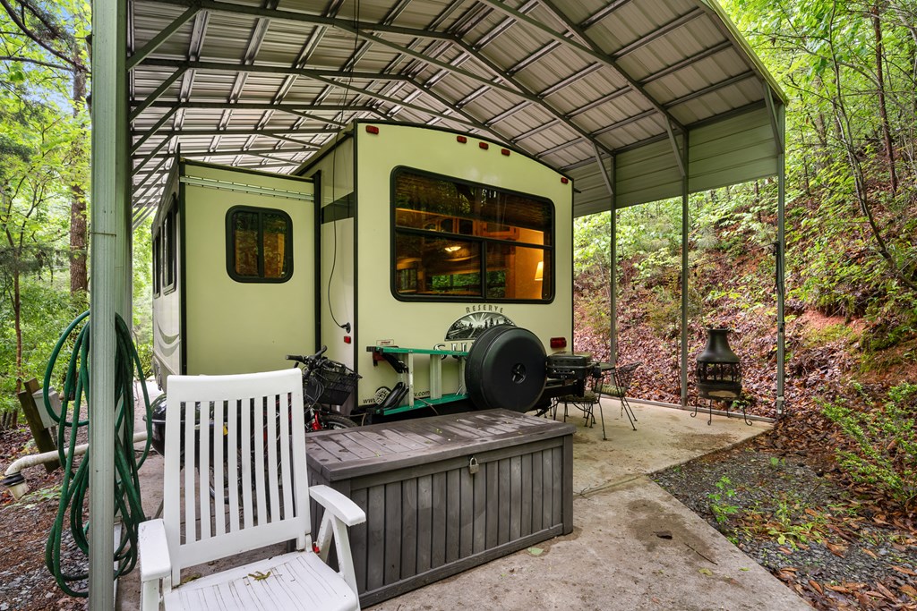 415500 Chatsworth Residential