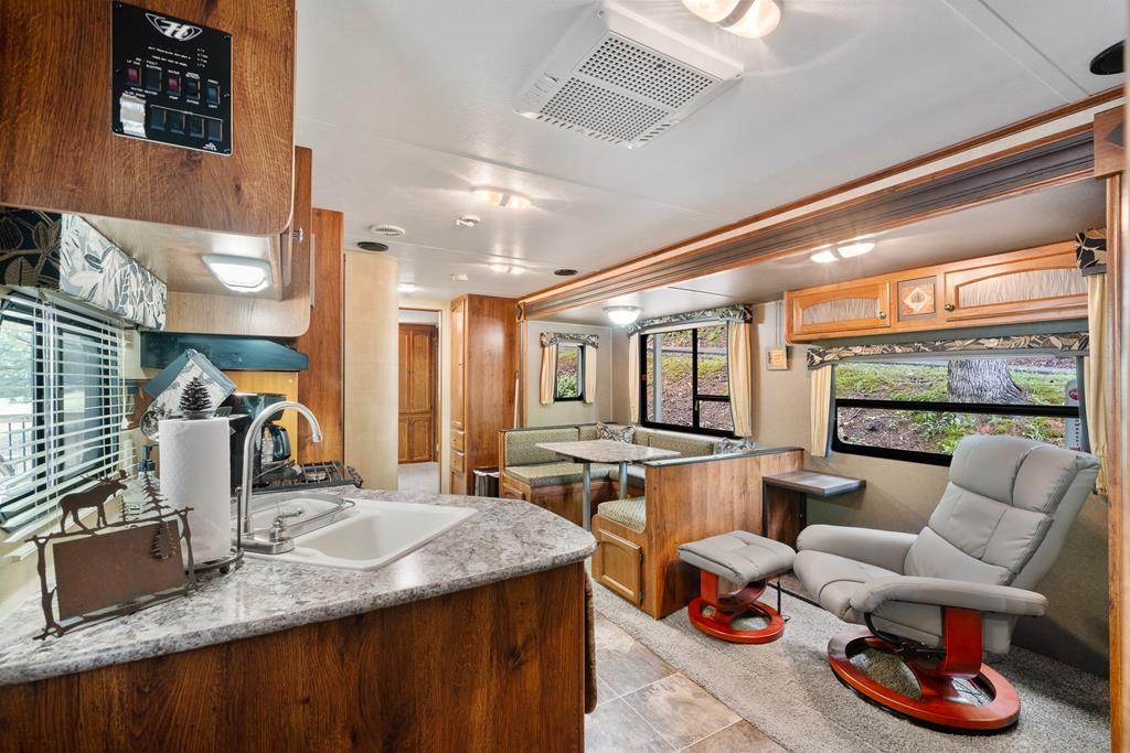 415710 Chatsworth Residential