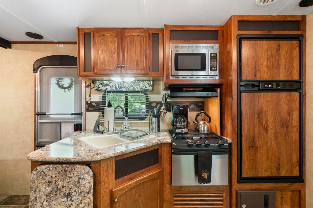 415710 Chatsworth Residential