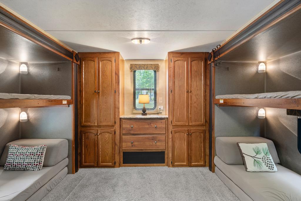 415710 Chatsworth Residential