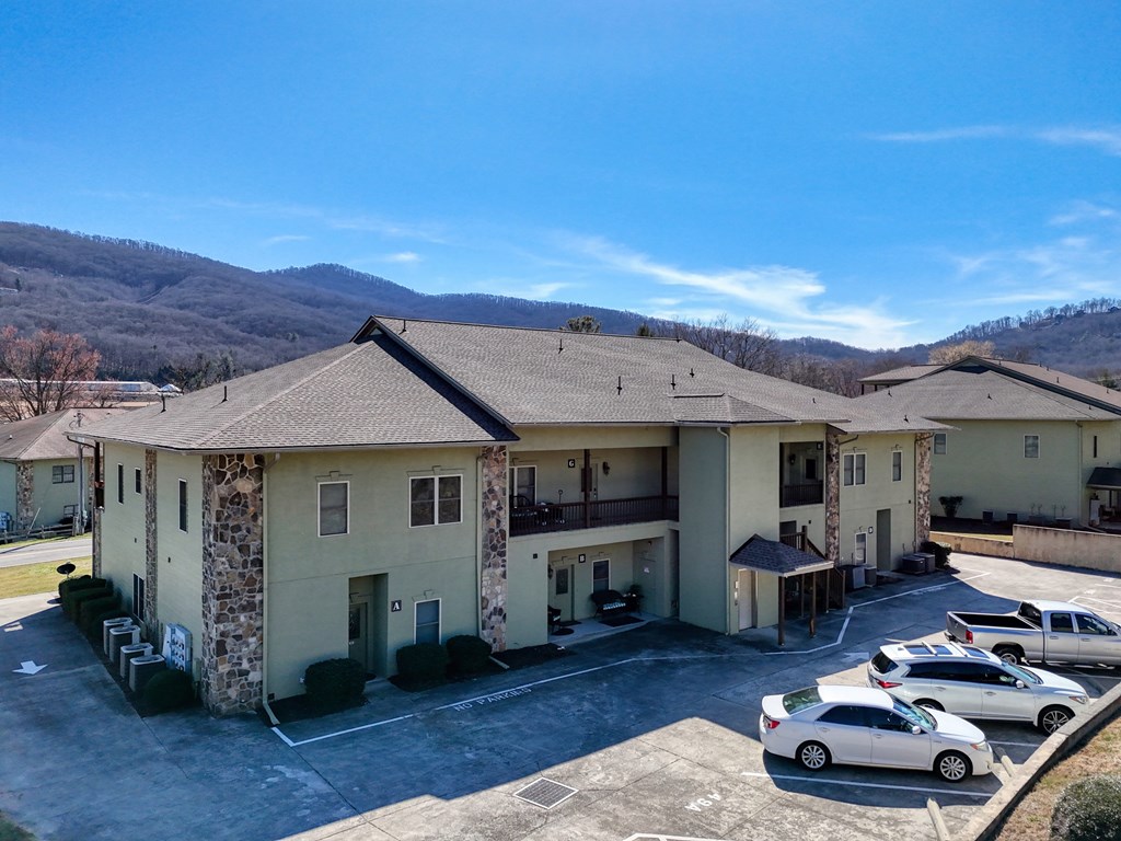 416129 Young Harris Condominium