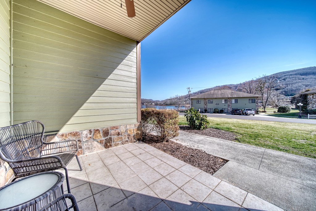416129 Young Harris Condominium