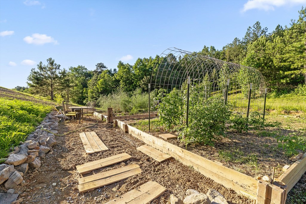 416313 Chatsworth Residential