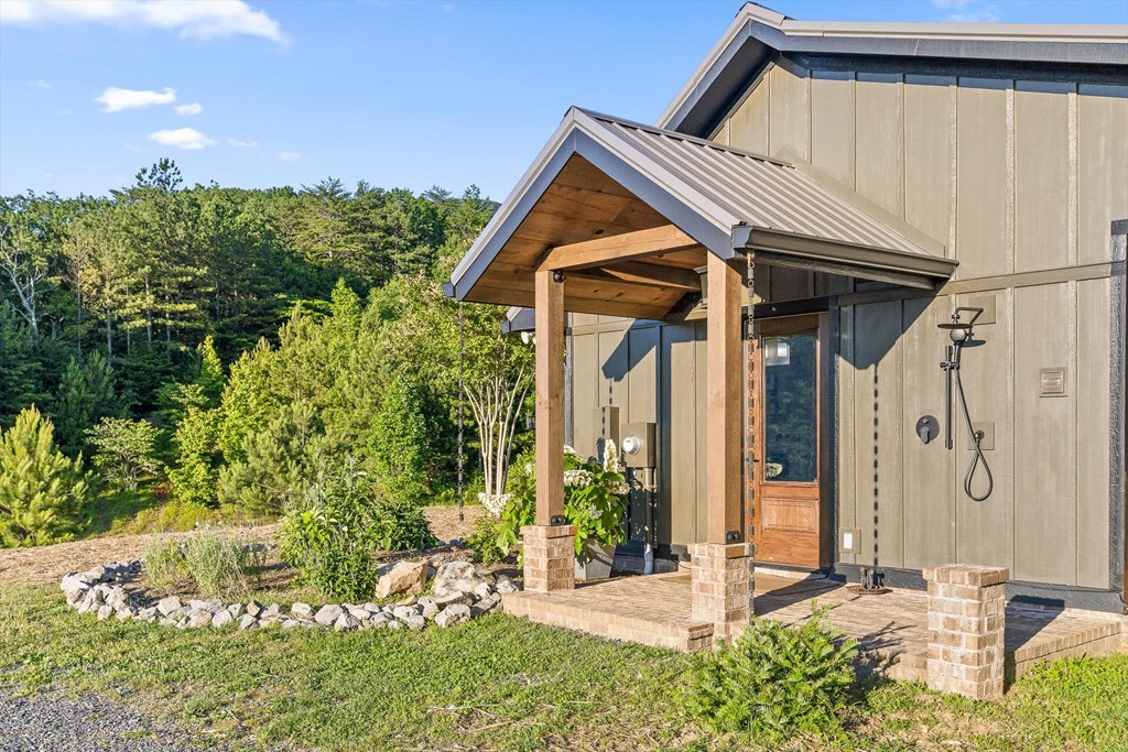 416313 Chatsworth Residential