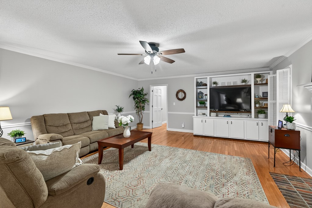 416642 Chatsworth Residential