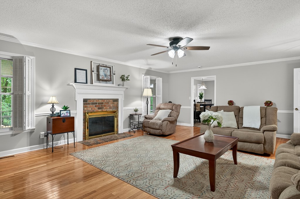 416642 Chatsworth Residential