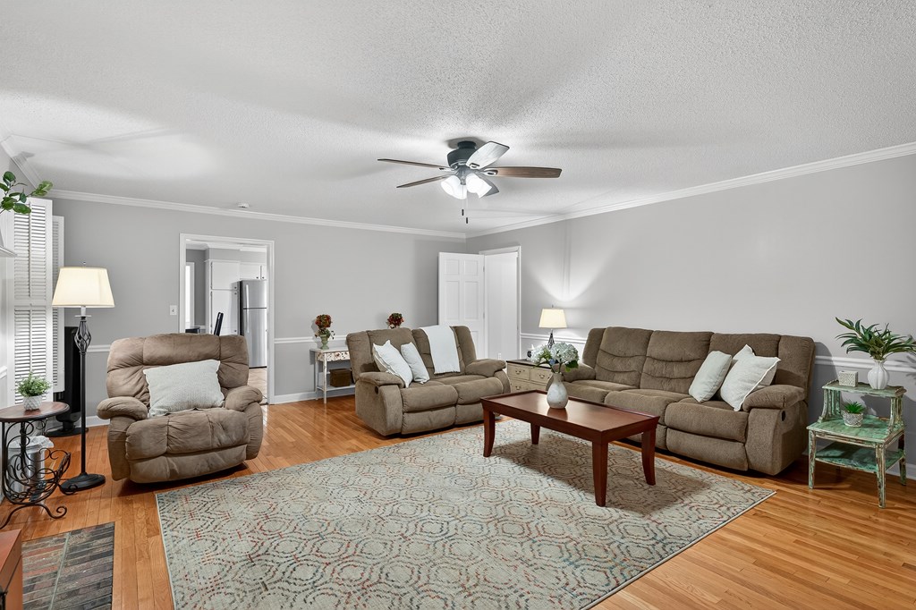 416642 Chatsworth Residential