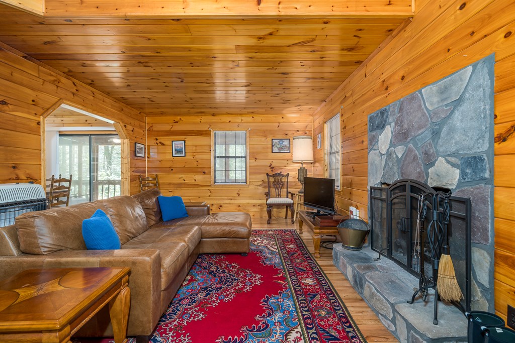 416807 Chatsworth Residential