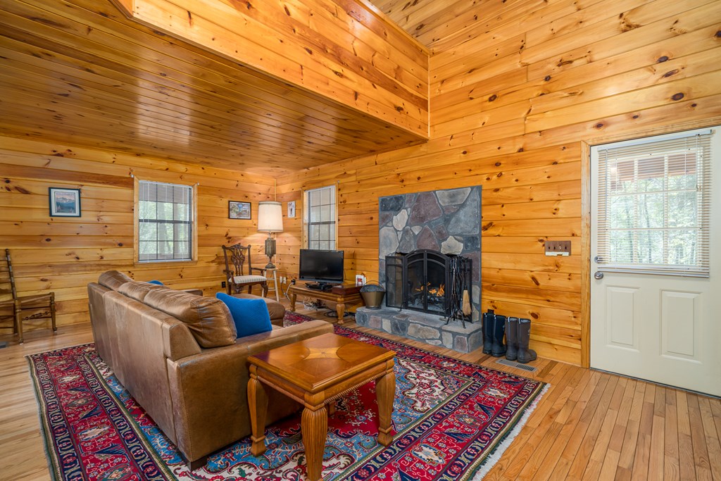 416807 Chatsworth Residential