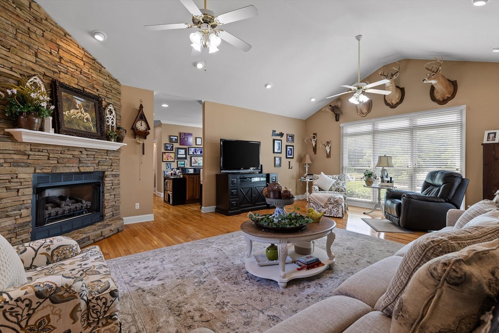 417084 Chatsworth Residential