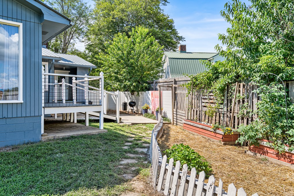 418233 Hayesville Residential