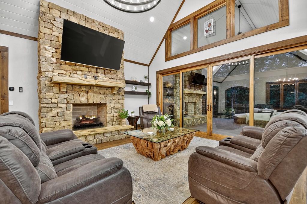 418571 Mineral Bluff Residential