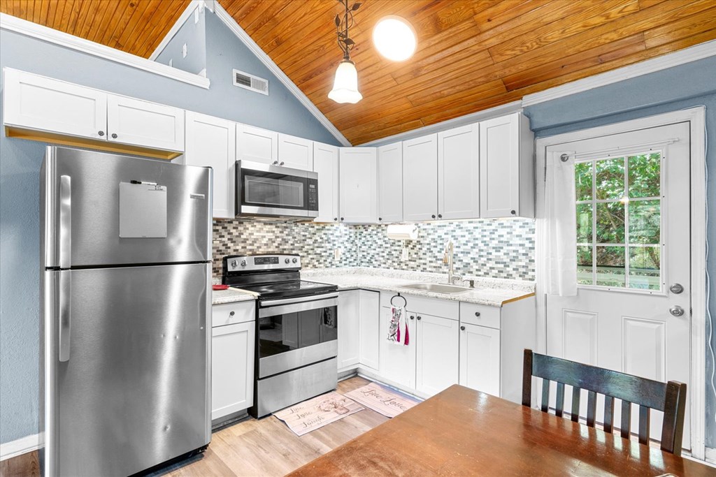 418709 Chatsworth Residential