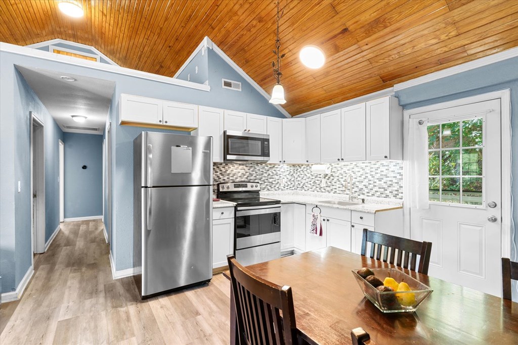 418709 Chatsworth Residential