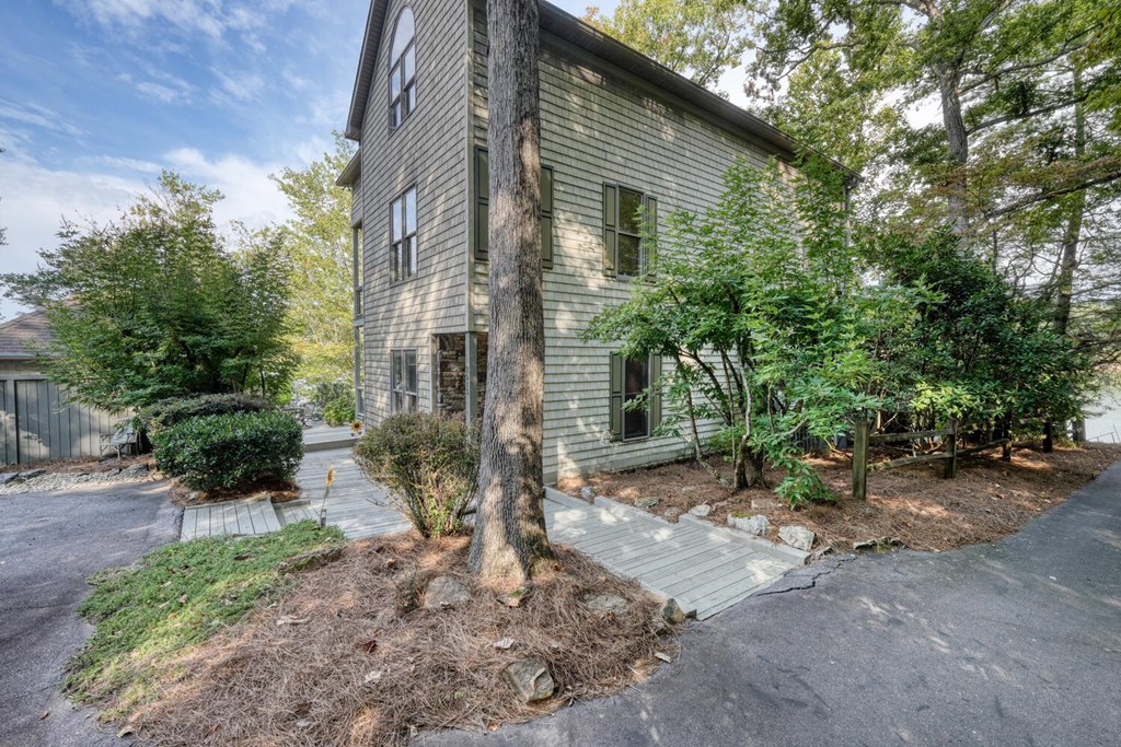 419105 Young Harris Residential