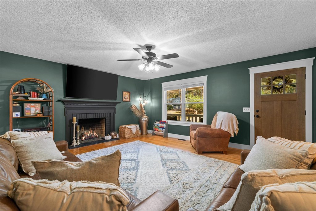 419803 Chatsworth Residential