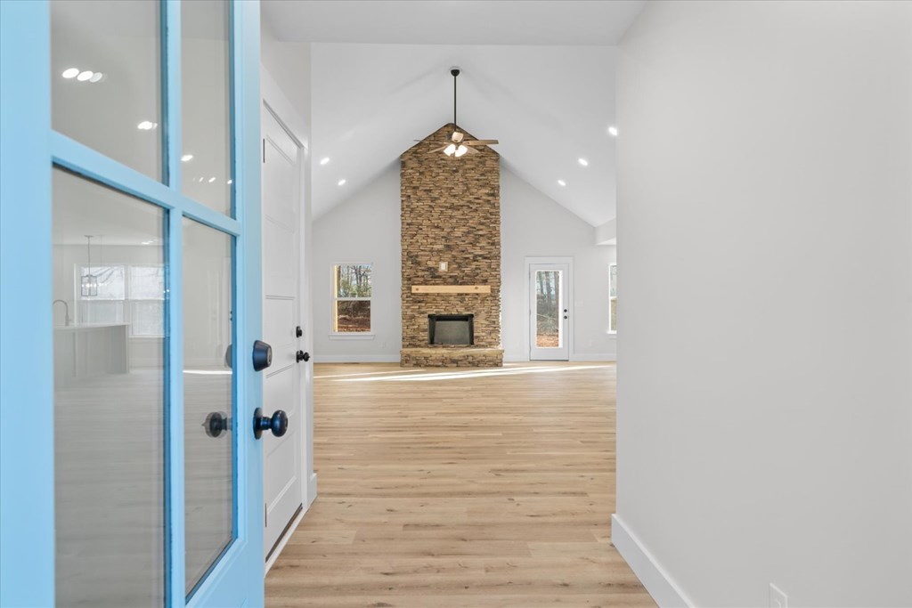 420236 Chatsworth Residential