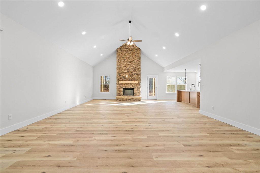 420236 Chatsworth Residential