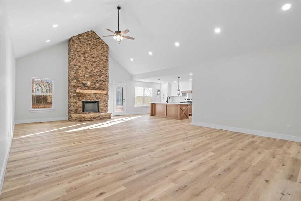 420236 Chatsworth Residential