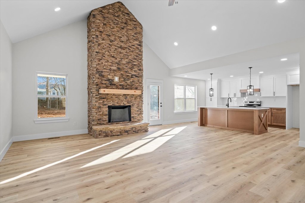 420236 Chatsworth Residential