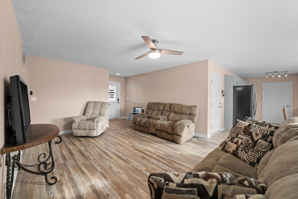 420498 Chatsworth Residential