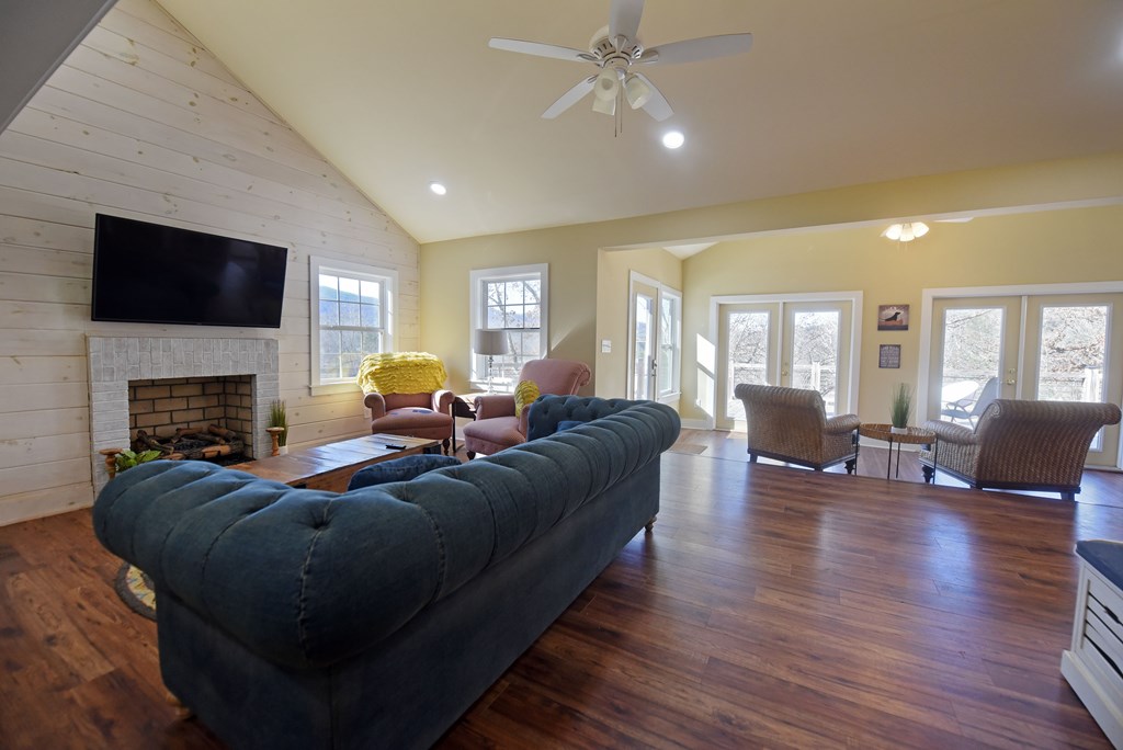 420572 Young Harris Residential