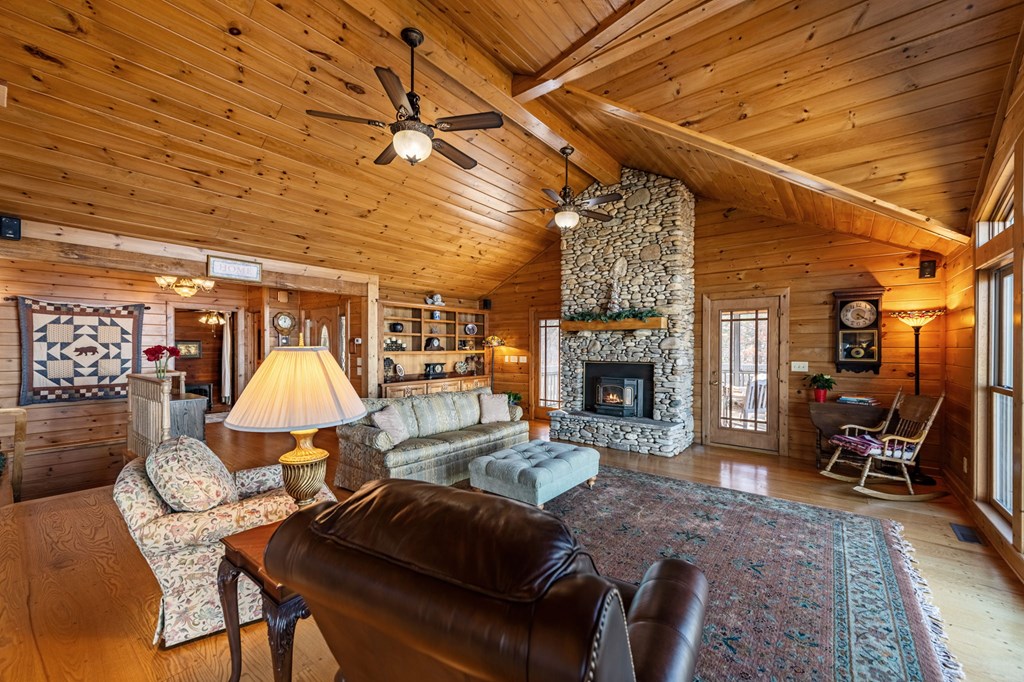 420661 Chatsworth Residential