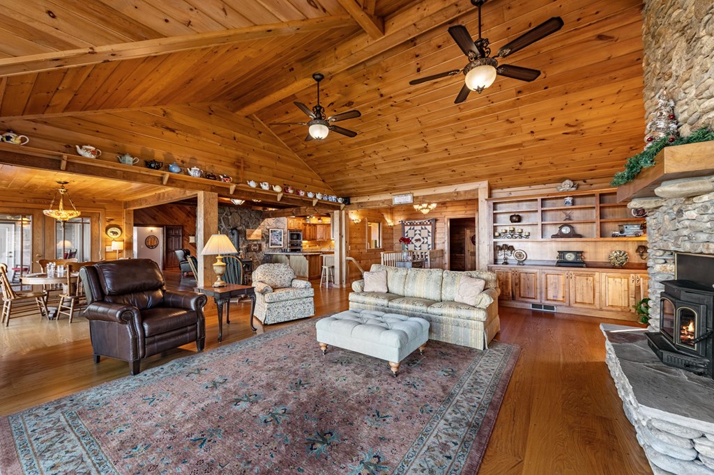 420661 Chatsworth Residential