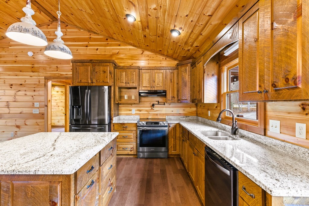 420751 Mineral Bluff Residential