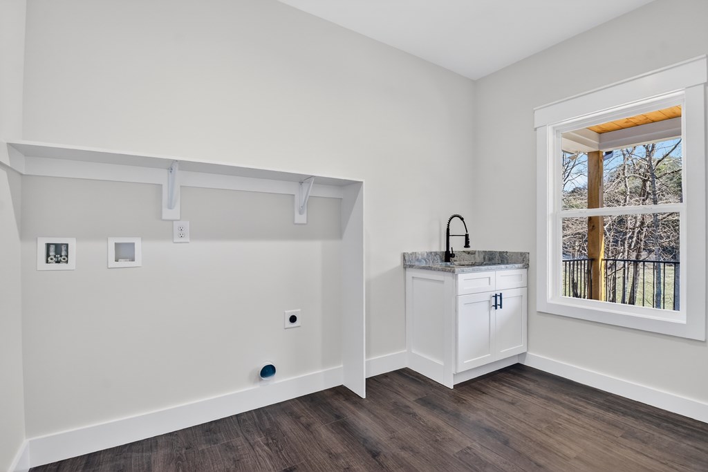 423655 Young Harris Residential