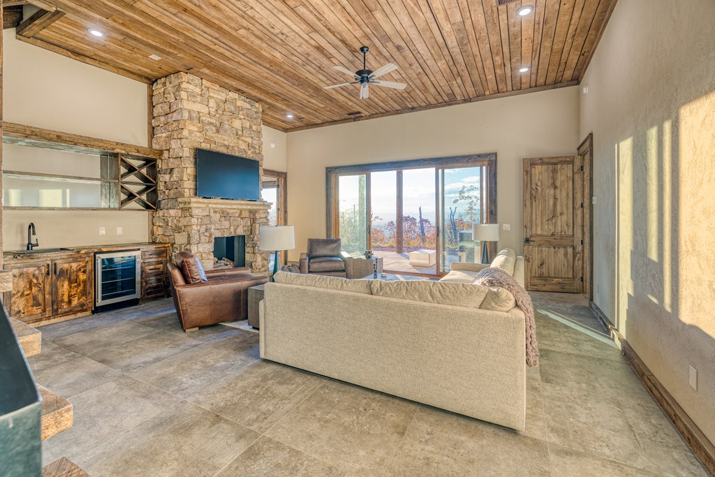 423674 Mineral Bluff Residential