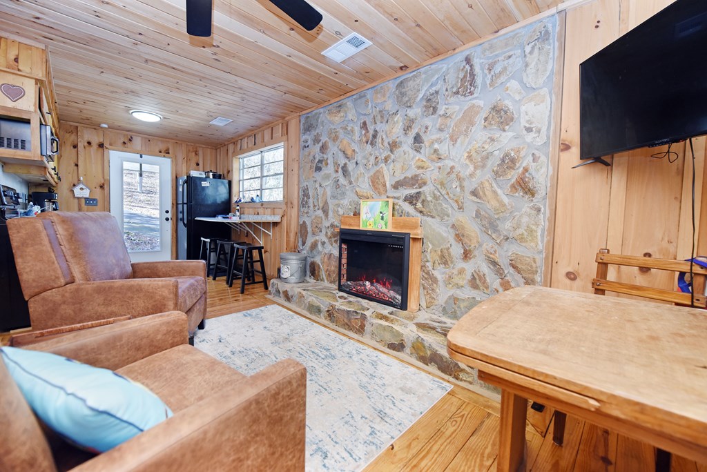 424767 Mineral Bluff Residential