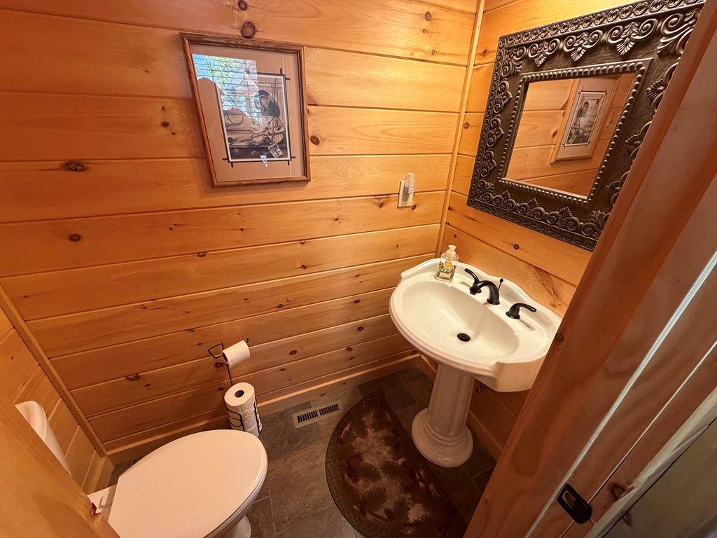 424785 Mineral Bluff Residential