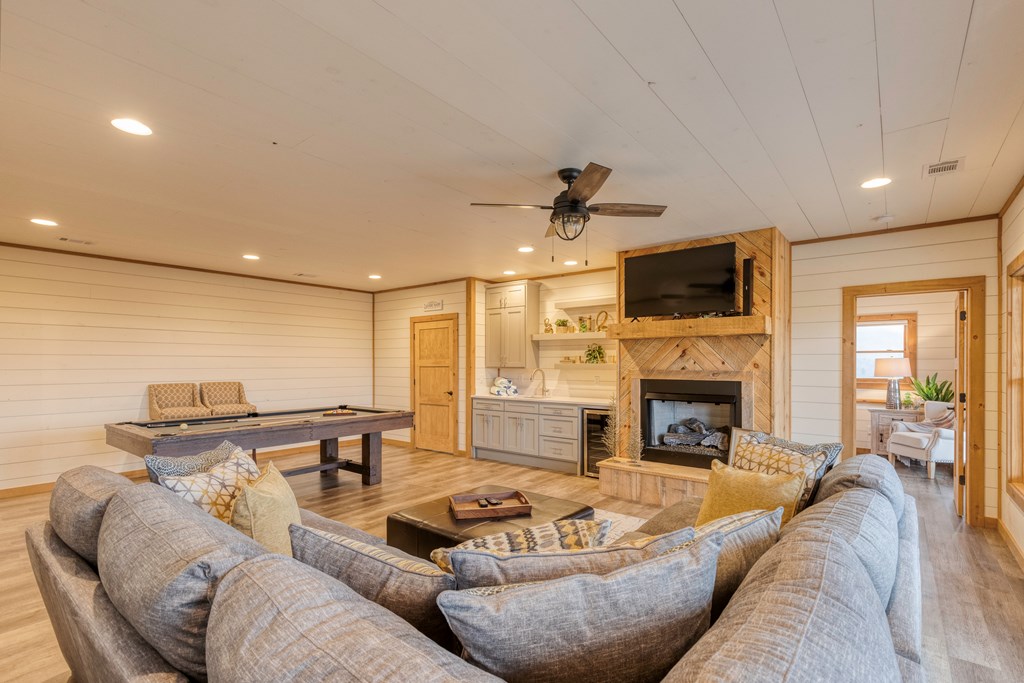 424876 Mineral Bluff Residential