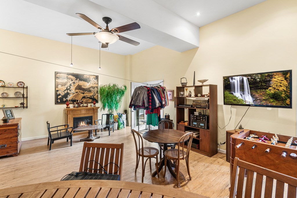 424895 Young Harris Residential