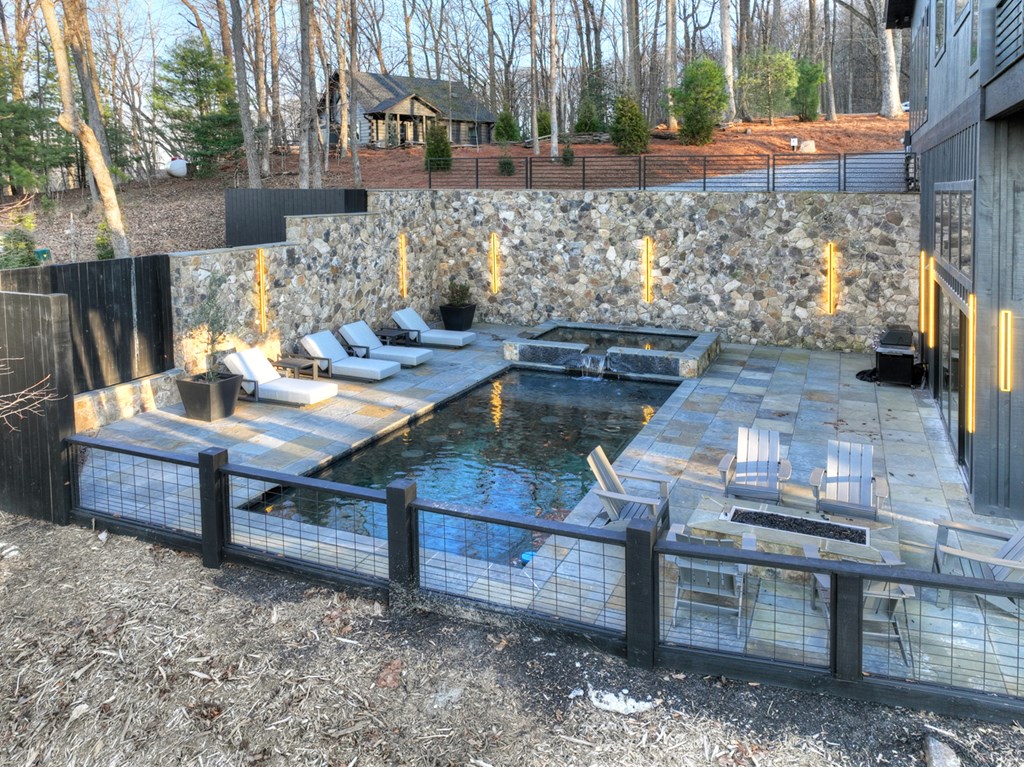 424899 Blue Ridge Residential