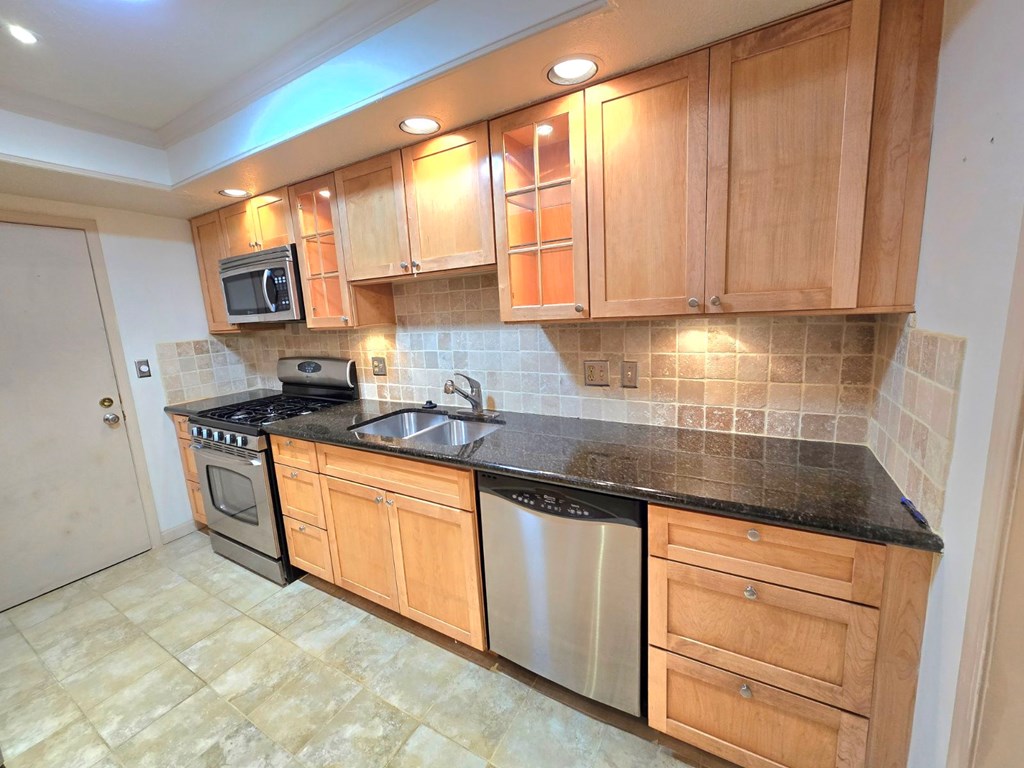 424902 Sandy Springs Condominium