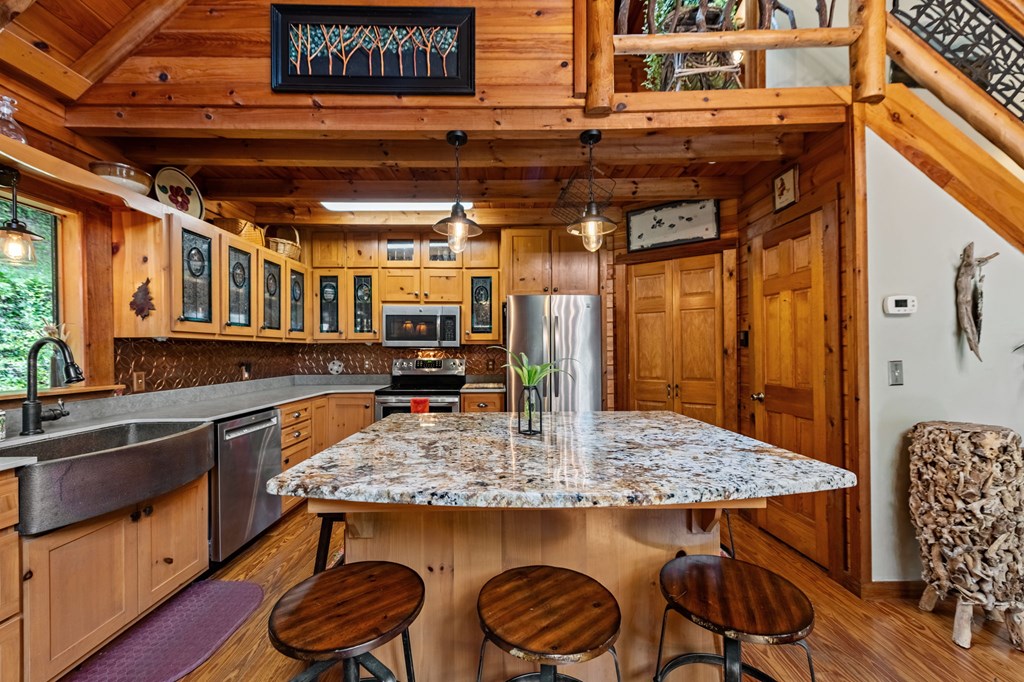 424905 Mineral Bluff Residential