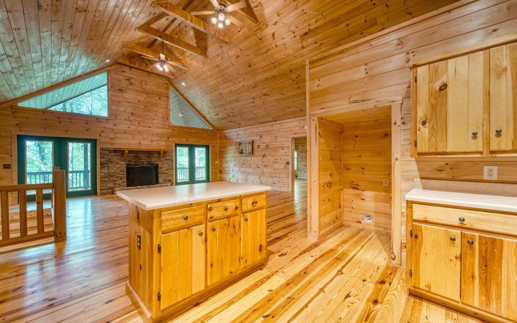 424907 Young Harris Residential