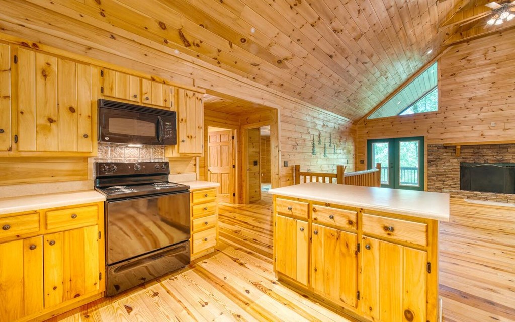 424907 Young Harris Residential