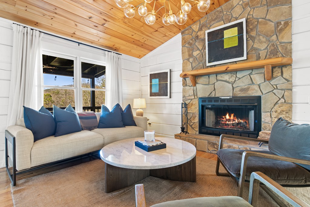 424931 Mineral Bluff Residential