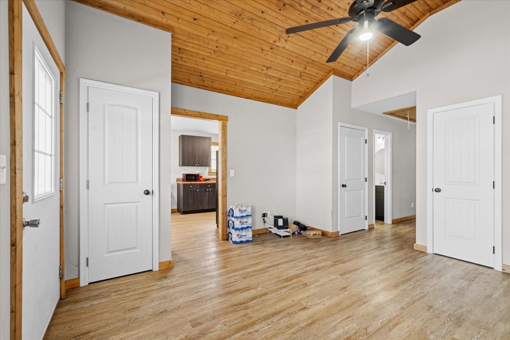 424944 Chatsworth Residential