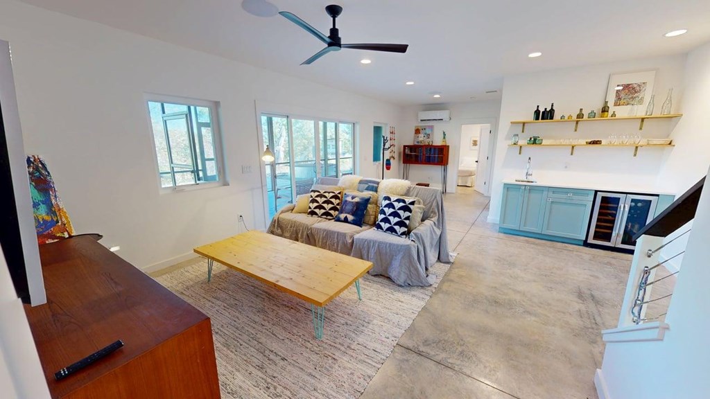 425225 Young Harris Residential