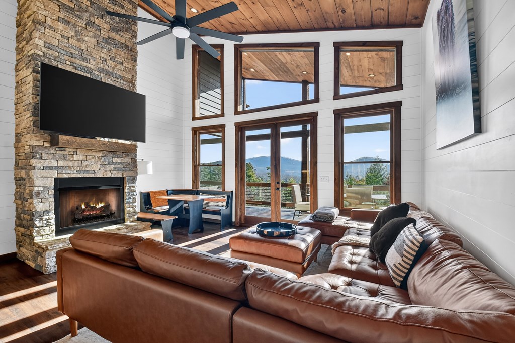 425227 Mineral Bluff Residential