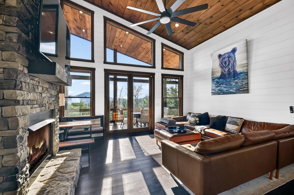 425227 Mineral Bluff Residential