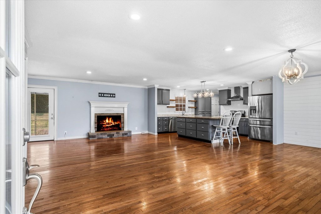 425419 Chatsworth Residential