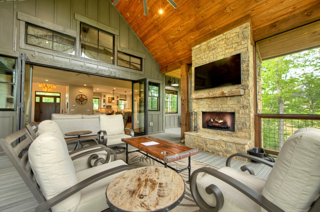 428545 Mineral Bluff Residential